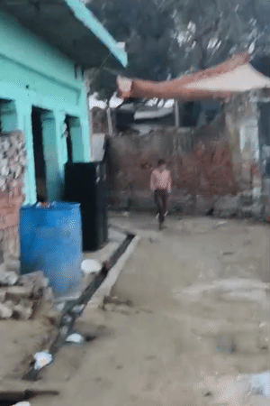 इस तस्वीर में दिख रहा है कि घर के बाहर डीजे के दो साउंड रखे हुए हैं। यहीं पर शाहरुख और सोहेल डांस कर रहे थे।