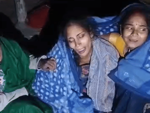 मां का रो-रोकर बुरा हाल है। वह बार-बार बेहोश हो जा रही है। खुद को कोस रही है कि वह अपने बच्चे को बचा नहीं पाई।