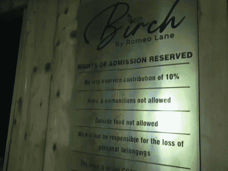 पुलिस और जांच अधिकारी घटनास्थल पर मौजूद हैं।