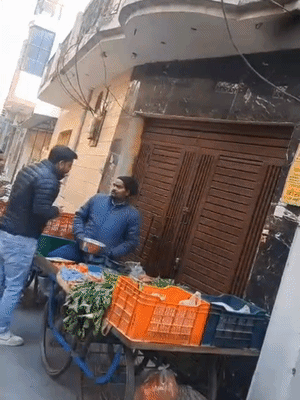 भाजीवाल्याने सांगितले की, आधी या गल्लीत लोक खूप खरेदी करत होते. पण खुनानंतर लोकांनी सामान घेणेही बंद केले.