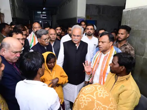 किसान मनबोध गाड़ा से मुलाकात करने कांग्रेस का प्रतिनिधिमंडल अंबेडकर अस्पताल पहुंचा।