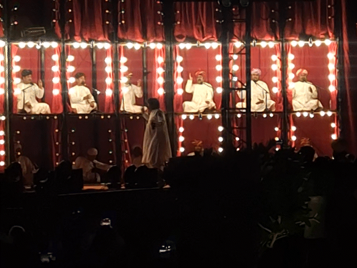 समापन के बाद दर्शकों ने खड़े होकर तालियां बजाकर कलाकारों का स्वागत किया।