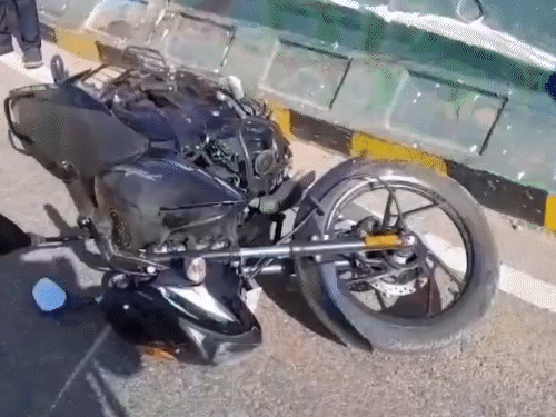 अलवर में अज्ञात वाहन को टक्कर के बाद बाइक सवार पुलिया से नीचे गिर गया। हादसे में बाइक सवार कंपनी के मैनेजर की मौत हो गई।