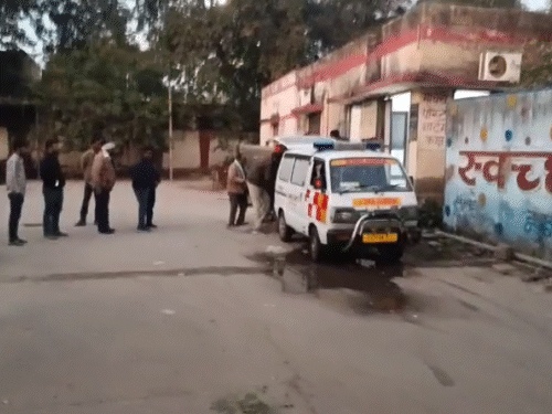 पुलिस ने लोगों की मदद से गंभीर हालत में व्यक्ति को अस्पताल पहुंचाया, जहां चिकित्सकों ने उसे मृत घोषित कर दिया।