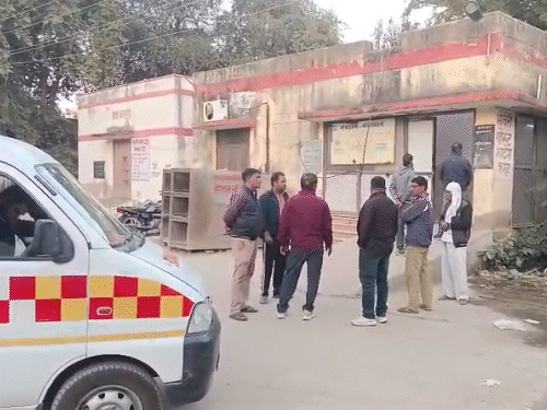 जिला अस्पताल की मॉर्च्युरी के बाहर परिजन इंतजार कर रहे हैं।