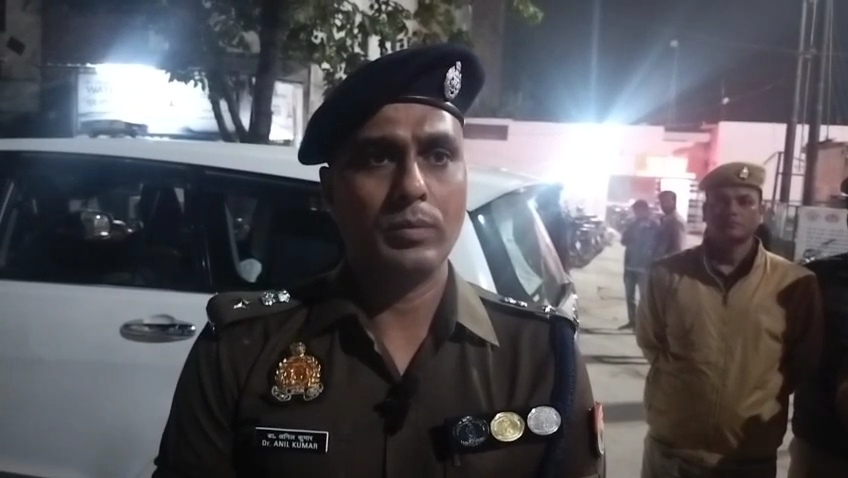 आजमगढ़ में युवक की गोली मारकर हत्या की घटना के बाद देर रात हॉस्पिटल पहुंचे जिले के SSP डॉक्टर अनिल कुमार।