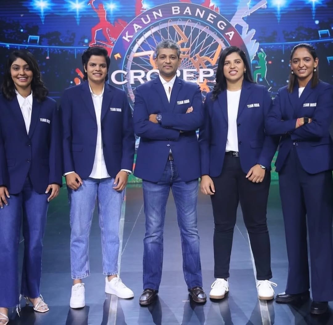 कौन बनेगा करोड़पति के सेट पर क्रिकेटर शेफाली वर्मा व अन्य।
