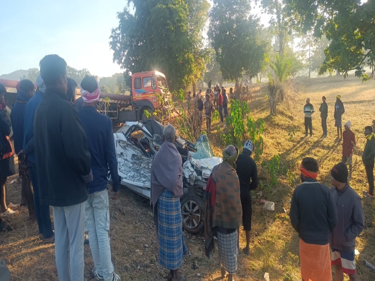 ट्रेलर से टक्कर के बाद कार के सामने का हिस्सा बुरी तरह चपट गया।