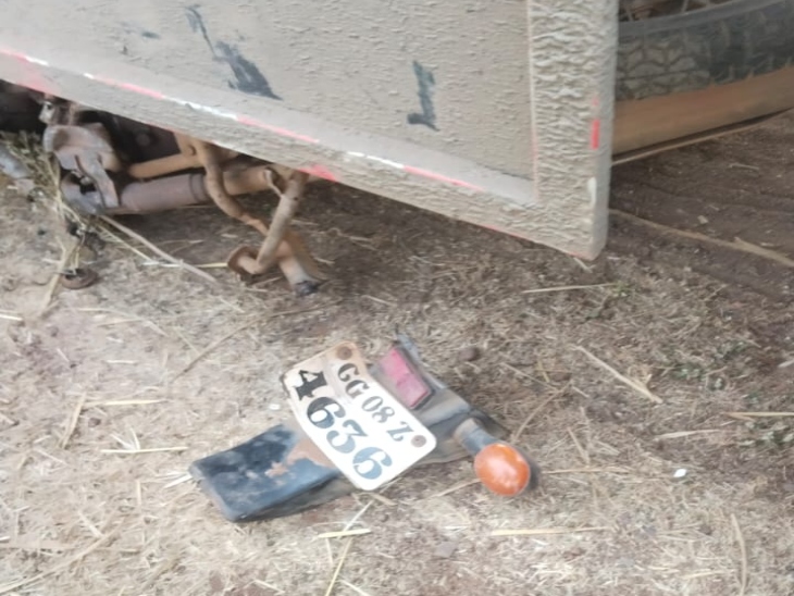 हादसे के बाद दोपहिया ट्रक में बुरी तरह फंस गया।