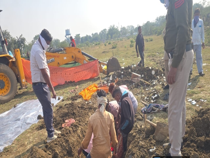 घर वालों की मौजदूगी में शव दफना दिया गया था।