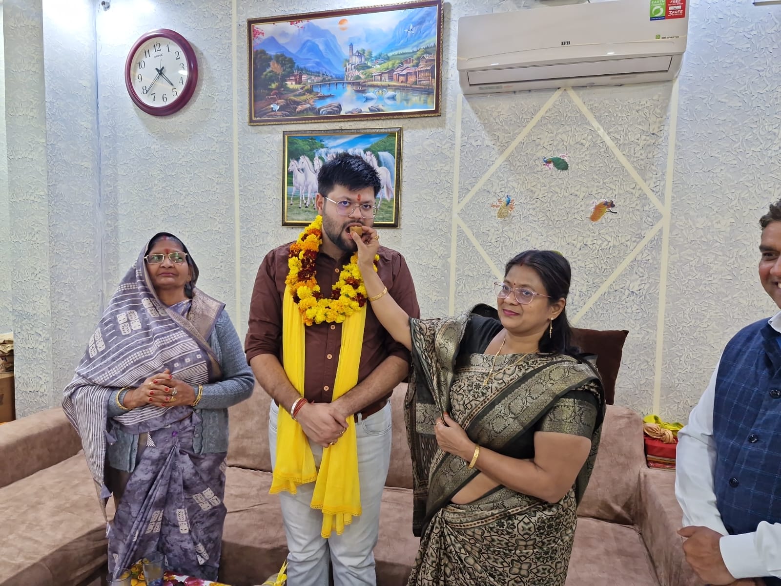 नारनौल में सचिन को मुंह मीठा कराते परिजन।