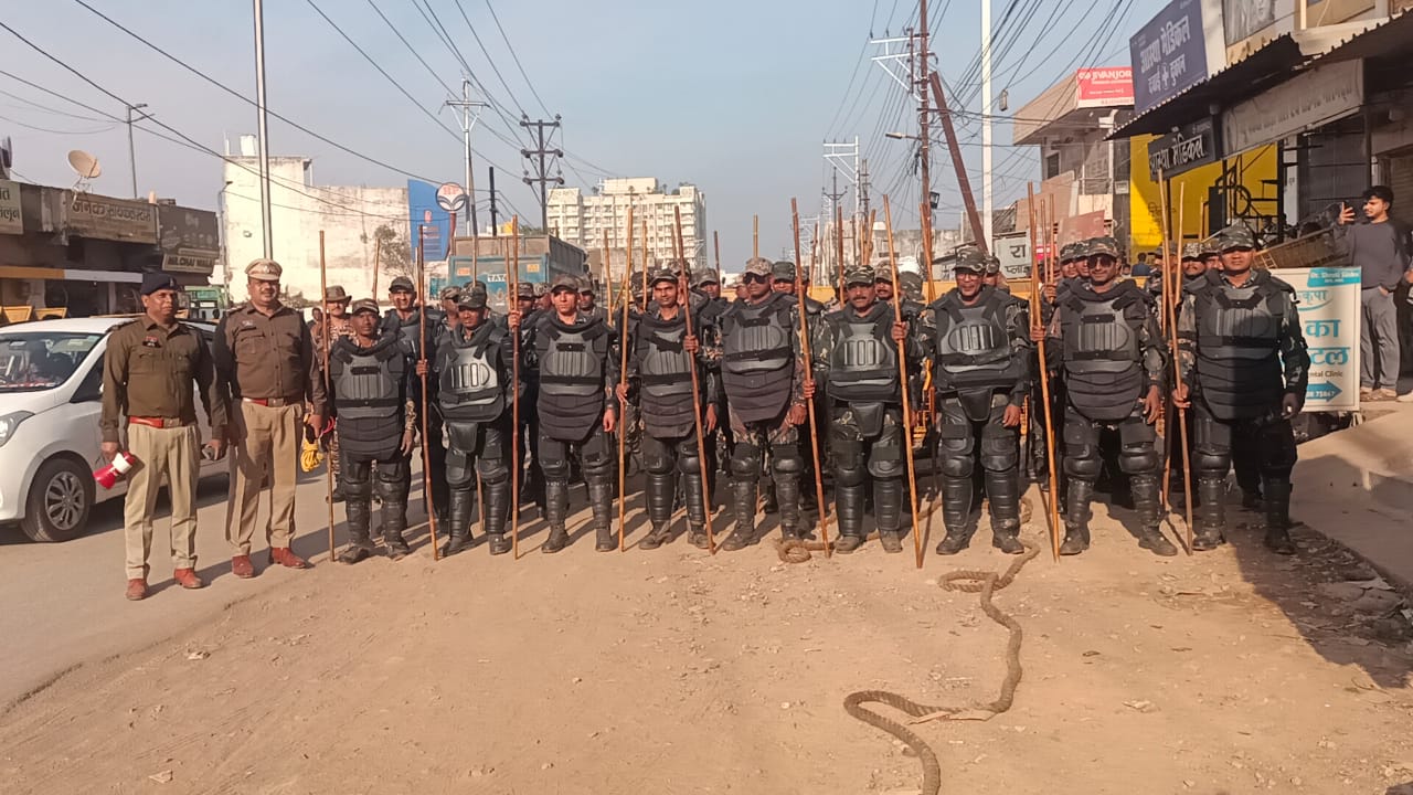 प्रदर्शनकारियों को नियंत्रित करने के लिए स्पेशल हॉक फोर्स को तैनात किया गया है।