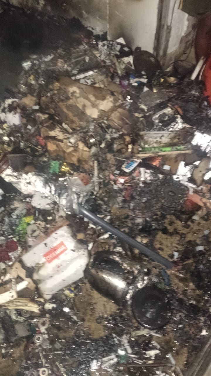 इस आगजनी से संजय रजक को लाखों रुपए के नुकसान का अनुमान है।