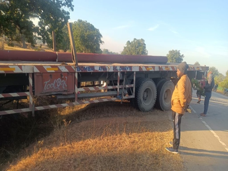 ट्रेलर सड़क किनारे खड़े था, तेज रफ्तार में होने की वजह से ड्राइवर कंट्रोल नहीं रख पाया।