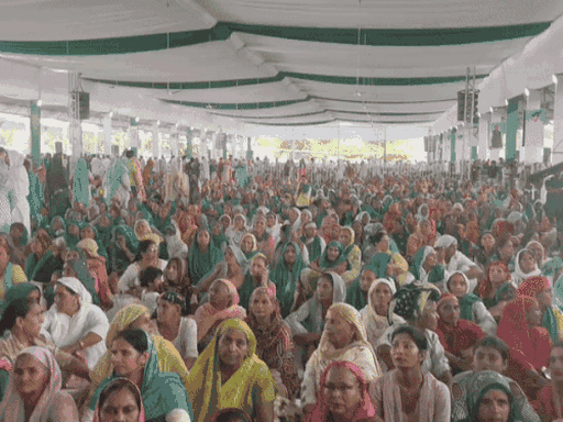 सितंबर 2025 में इनेलो की रैली में मंच के ठीक सामने महिलाओं के बैठने की व्यवस्था की गई थी।