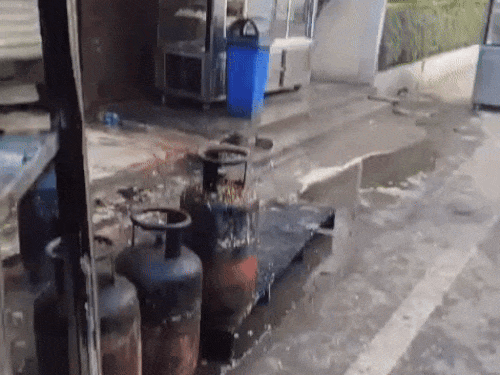 आग के कारण सिलेंडरों को भी नुकसान पहुंचा। गनीमत रही कि ये फटे नहीं।