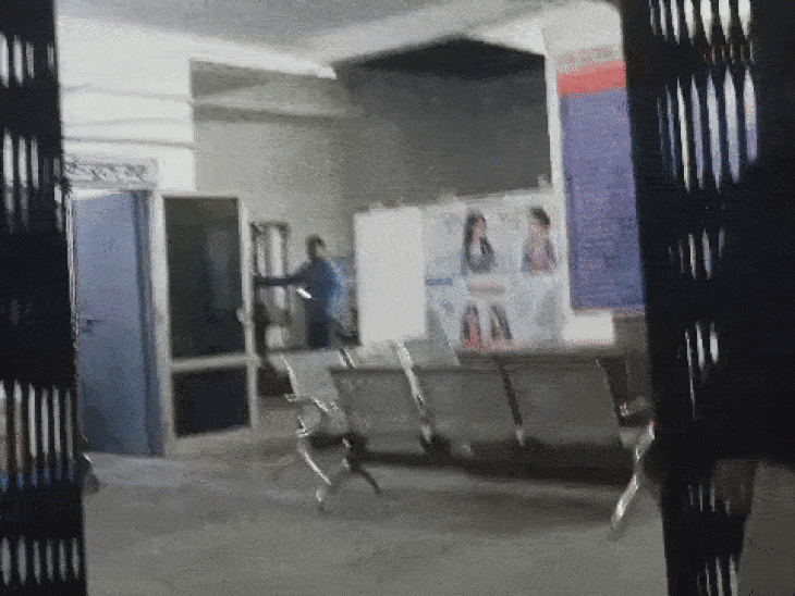 वीडियो में टीआई उमेश उपाध्याय (नीली शर्ट में) और स्टूडेंट क्षितिज पाठक बहस करते नजर आ रहे हैं।