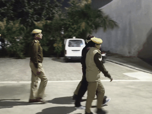 महिला सिपाही मीनाक्षी शर्मा को उरई जेल में दाखिल कराने ले जाते पुलिसकर्मी।