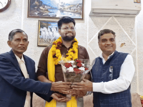 नारनौल में सचिन अग्रवाल को बधाई देते प्राचार्य डॉ. पंकज गौड़ और पूर्व जिला बाल कल्याण अधिकारी विपिन शर्मा।