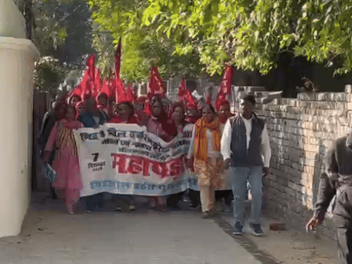 मिड-डे-मील वर्करों ने किया भिवानी-महेंद्रगढ़ सांसद के आवास का घेराव:  बोली- 26000 रुपए वेतन व पक्की नौकरी दें, शहर में प्रदर्शन कर सौंपा ज्ञापन – Bhiwani News
