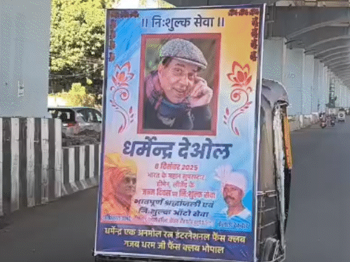 फैंस कैलाश ने ऑटो के पीछे इस तरह का पोस्टर भी लगा रखा है।