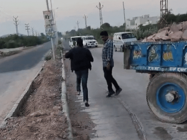 आरोपियों ने हैड कॉन्स्टेबल बंशीलाल पर गाड़ी चढ़ाने का भी प्रयास किया था।