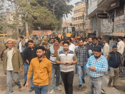 सड़क किनारे से हटाया गया अवैध कब्जा।