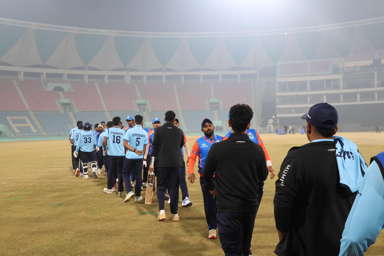 मैच खत्म होने के बाद मुंबई और उड़ीसा के खिलाड़ी।