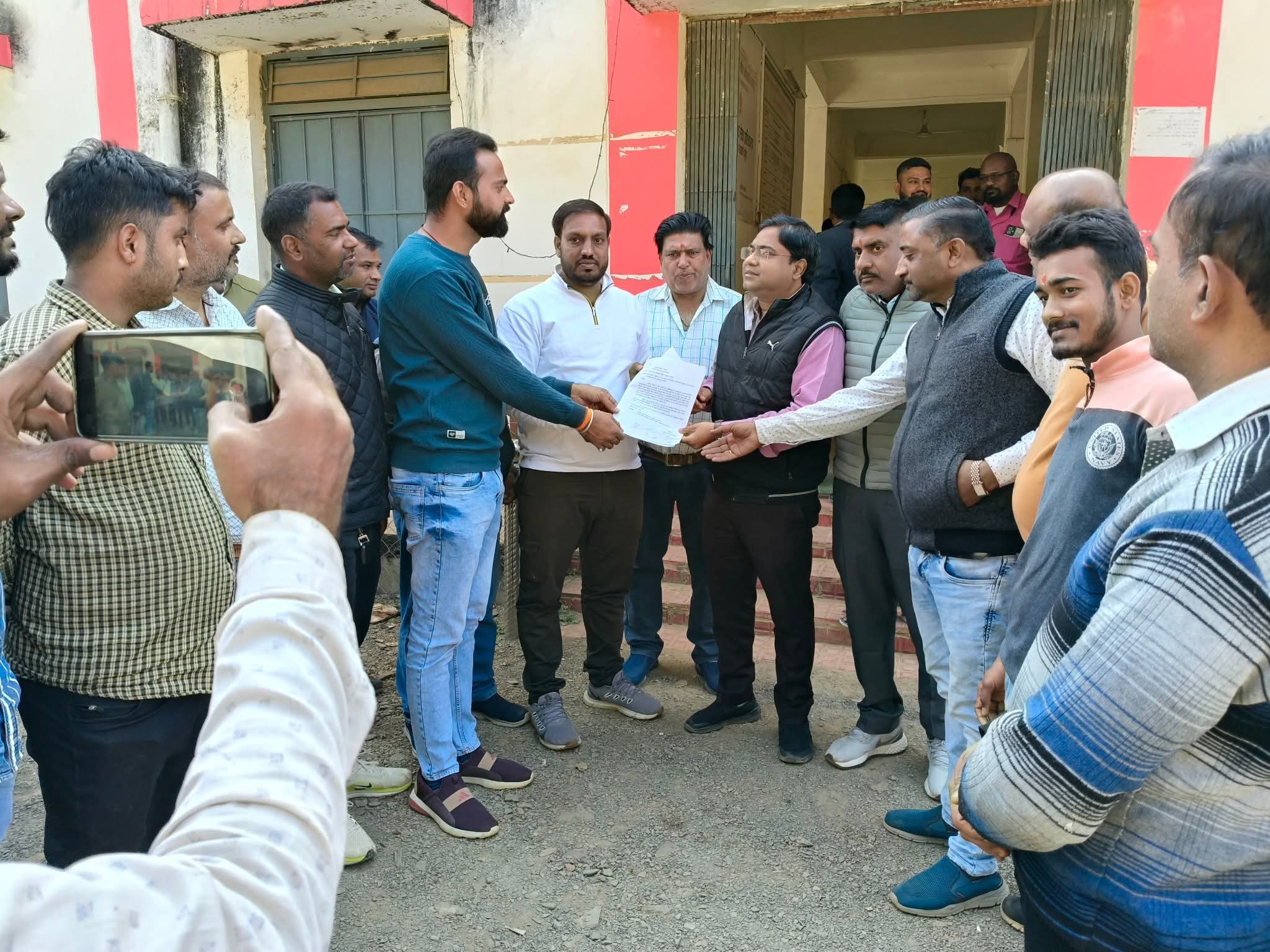 NH-343 की जर्जर सड़क पर प्रदर्शन की घोषणा:  राजपुर में 11 दिसंबर को चक्का जाम, एसडीएम को ज्ञापन सौंपा – Balrampur (Ramanujganj) News