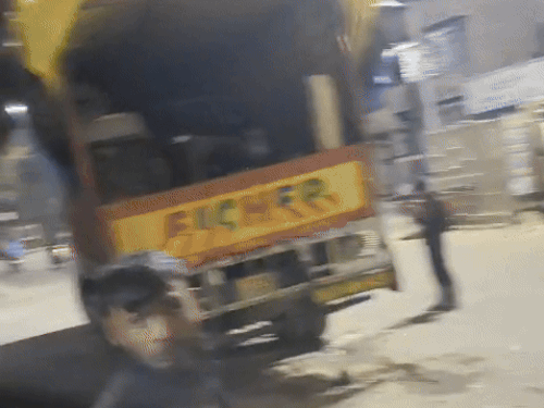 6 दिसंबर की आधी रात चुपचाप सामान लेकर जाता दुकानदार।