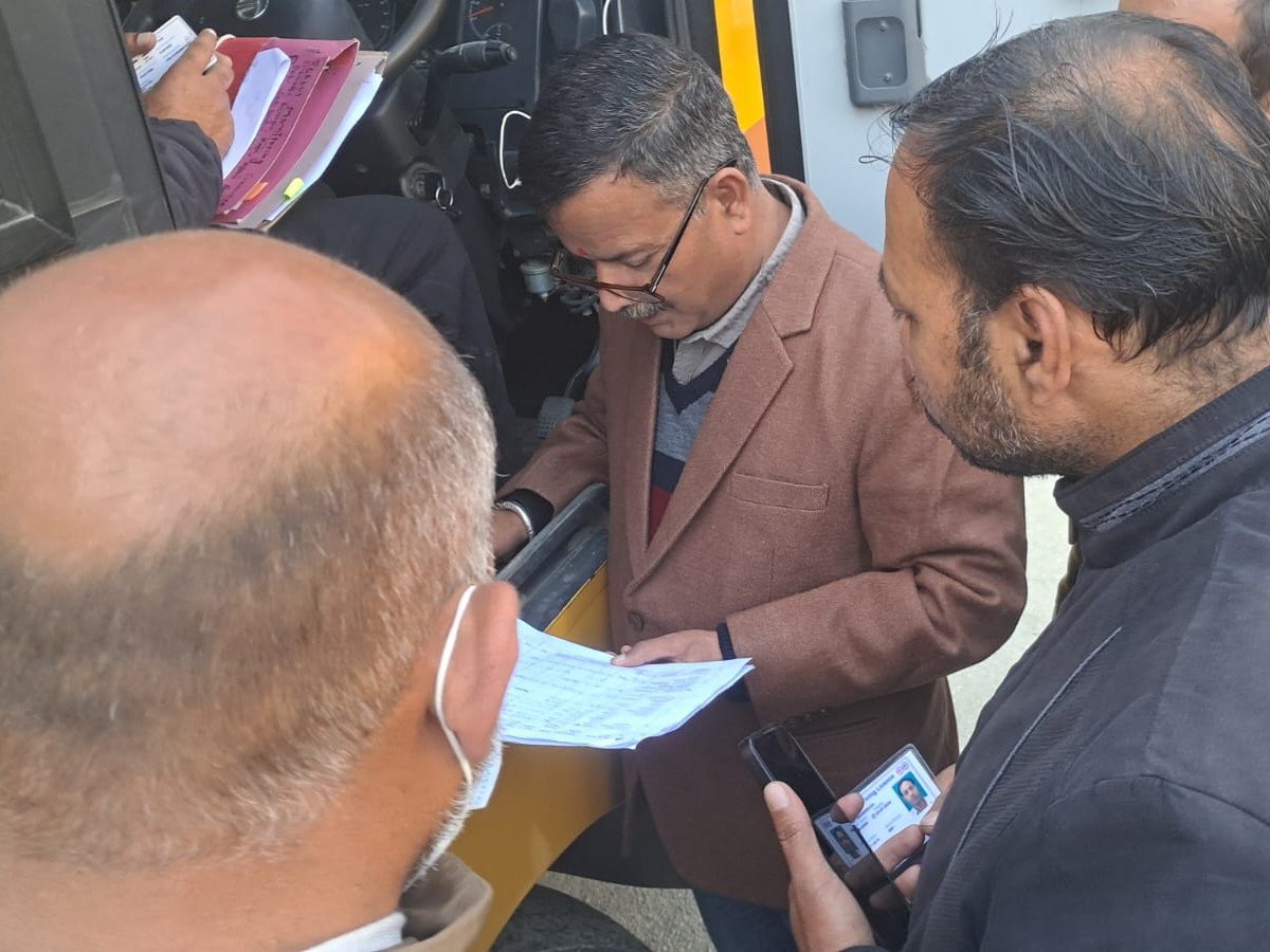 ​शिमला में 25 स्कूल बसों की जांच:  चालकों को यातायात नियमों का पाठ पढ़ाया, उल्लंघन पर कार्रवाई के निर्देश – Rampur (Shimla) News