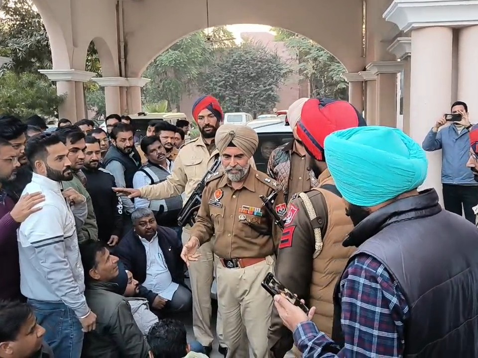प्रदर्शनकारियों के बीच एसएसपी- बोले मेरी गाड़ी क्यों रोक रहे हो