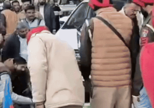 एसएसपी के गाड़ी के आगे से बीएलओ को हटाते पुलिस कर्मी