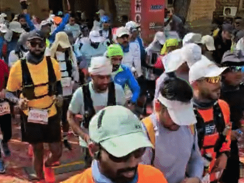 देश भर के 1100 धावकों ने लिया हिस्सा।