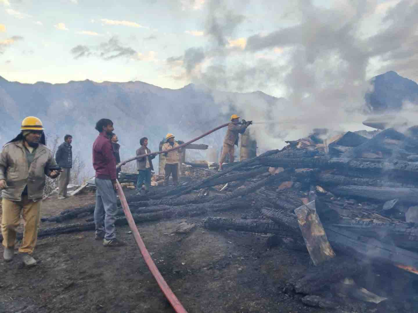 कुल्लू की मणिकर्ण घाटी के उपली डढ़ेई गांव में बीती रात लगी आग बुझाते हुए दमकल कर्मी।