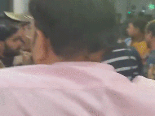 रायपुर एयरपोर्ट पर यात्रियों की भीड़ लग गई, यात्री परेशान हो रहे हैं। भारी संख्या में फोर्स भी तैनात है।