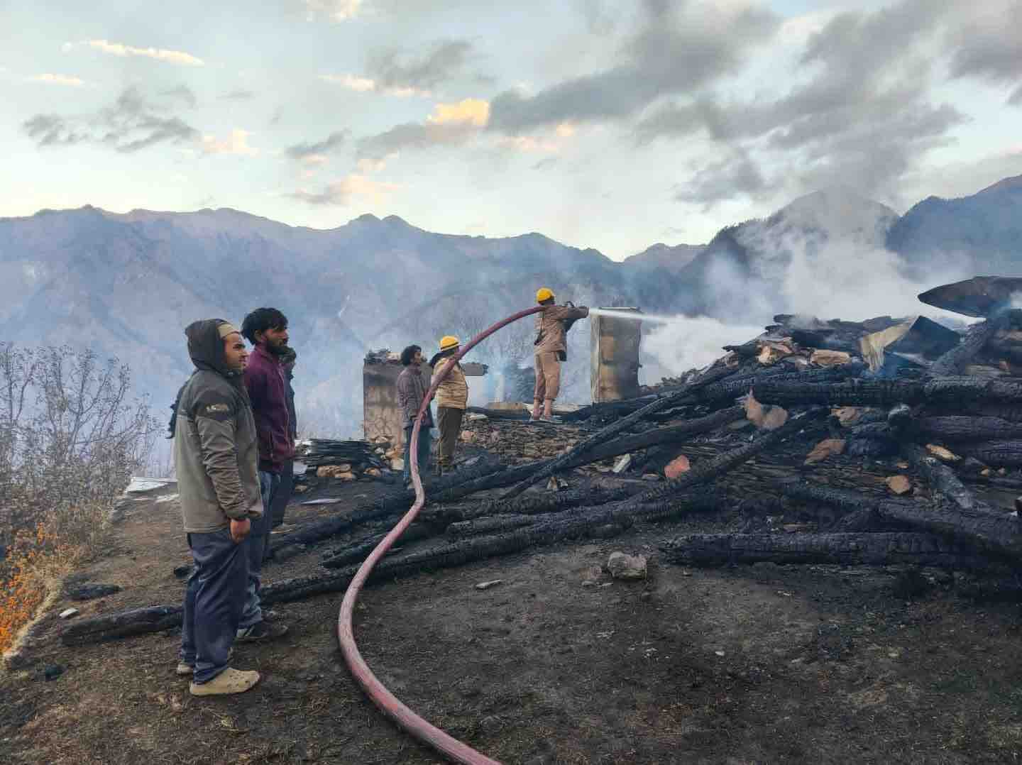 मणिकर्ण घाटी के उपली डढ़ेई गांव में बीती रात लगी आग बुझाते हुए दमकल कर्मी।