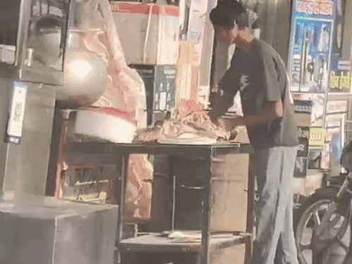 व्यक्ति जिस पर आरोप लगा, वह दुकान पर तंदूर की रोटियां बनाता।