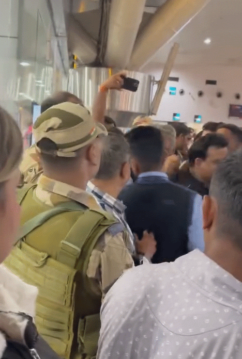 रायपुर एयरपोर्ट पर फ्लाइट कैंसिल होने से परेशान होते रहे यात्री।