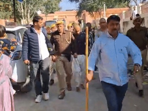 पुलिस ने चेन स्नैचिंग के 4 आरोपियों का सिर मुंडवाकर बाजार में घुमाया।