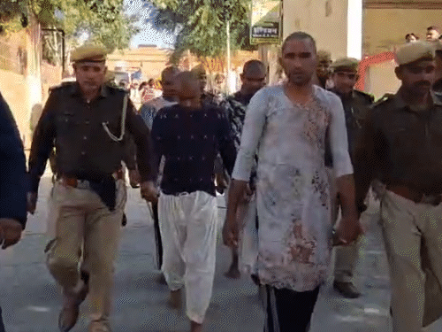 पुलिस ने चेन स्नैचिंग के 4 आरोपियों को महिलाओं के कपड़ों में बाजार में घुमाया।