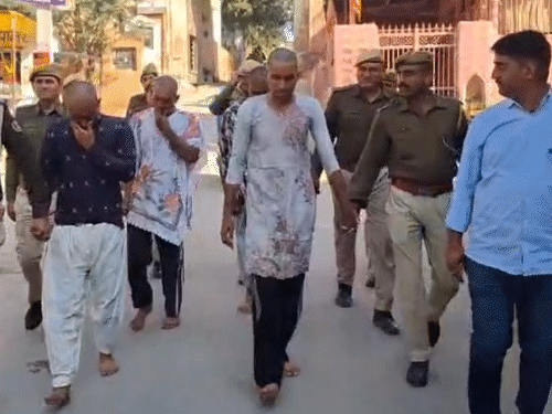 पुलिस ने चेन स्नैचिंग के 4 आरोपियों को नंगे पांव बाजार में घुमाया।