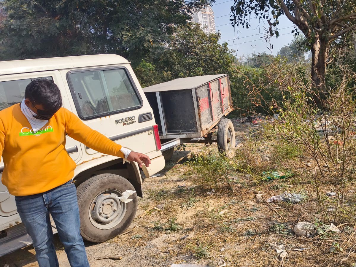 शव को लेकर जाते पुलिस कर्मचारी।