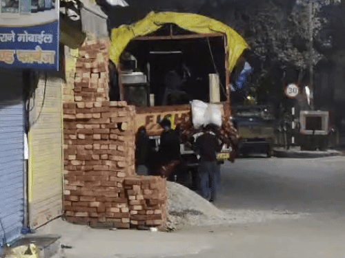 6 दिसंबर की रात को दुकानदार अपना सामान लादकर ले जाते हुए।
