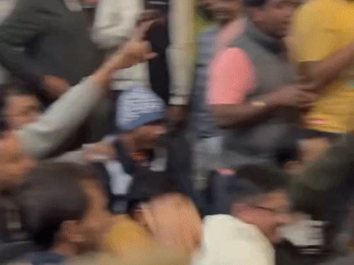 परेशान यात्रियों ने रायपुर एयरपोर्ट पर जमकर हंगामा किया।