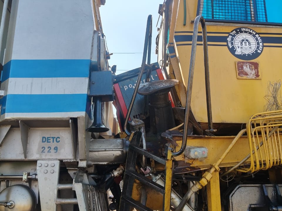 मशीनों में आमने-सामने की भिड़ंत की वजह उनका आगे का हिस्सा टूटा है।