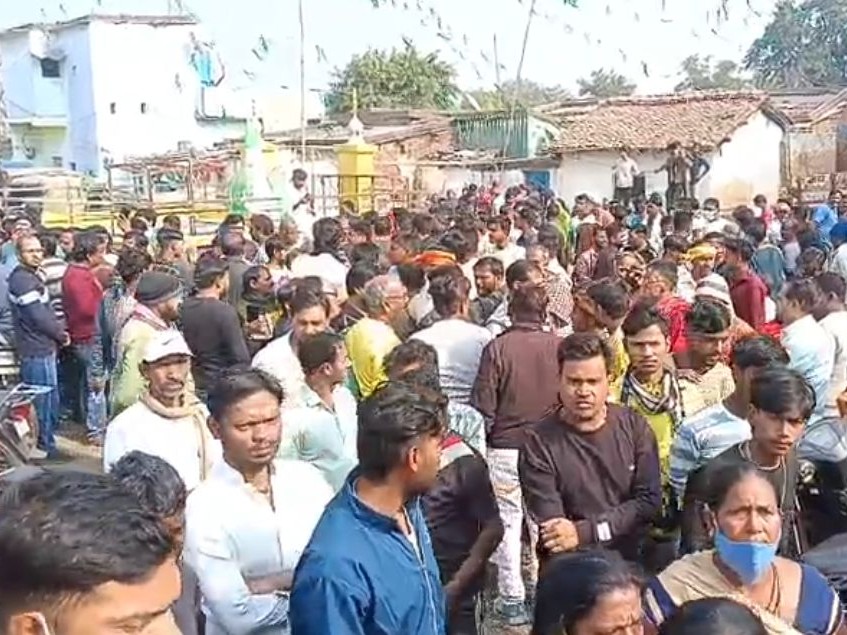 लोगों की जुटी भीड़।