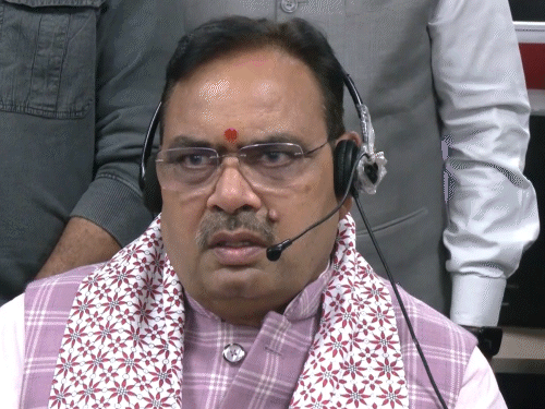 सीएम ने ऑपरेटर सीट पर बैठकर राज संपर्क पोर्टल में आने वाले आमजन के कॉल अटेंड किए।