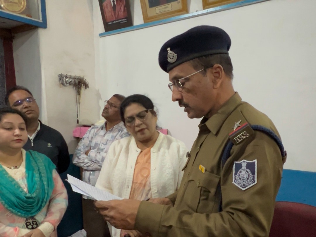 प्रभारी प्राचार्य से चर्चा करते पुलिस अधिकारी।