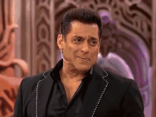 फरहाना से बातचीत करते हुए कार्तिक आर्यन और अनन्या पांडे।